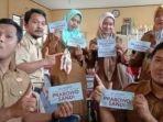 enam-guru-memegang-stiker-prabowo.jpg