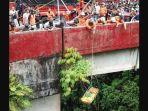 evakuasi-korban-yang-meloncat-dari-jembatan-layang-kelok-9.jpg