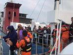 evakuasi-penumpang-km-persadara-mutiara-ii-di-pelabuhan-bakauheni.jpg