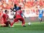 ezechiel-ndouassel-melepaskan-tembakan-dalam-duel-persija-jakarta-vs-persib-bandung.jpg