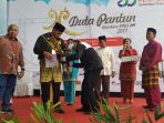 fadhila-firza-menjadi-pemuncak-dalam-duta-pantun-bandara-pku-2017_20170814_212647.jpg
