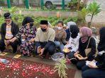 faisal-dan-dewi-zuhriati-berziarah-ke-makam-bibi-ardiansyah.jpg