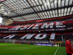 fans-ac-milan-membentuk-formasi-di-tribun-selama-pertandingan-liga-italia.jpg