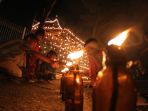 festival-lampu-colok-kota-pekanbaru-digelar-di-jalan-cut-nya-dien-pekanbaru-1_20180611_085823.jpg
