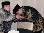 foto-lawas-ketika-moledoko-mencium-tangan-sby.jpg