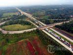foto-udara-kendaraan-pemudik-antre-panjang-di-ruas-tol-cikopo-palimanan-tol-cipali.jpg