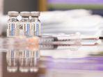 foto-yang-diambil-pada-05-agustus-2021-menunjukkan-vial-dan-jarum-suntik-vaksin-covid-19.jpg