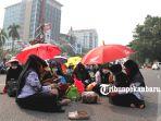 foto_aksi_damai_di_kantor_walikota_pekanbaru_para_guru_gelar_yasinan_1.jpg<pf>foto_aksi_damai_di_kantor_walikota_pekanbaru_para_guru_gelar_yasinan_2.jpg<pf>foto_aksi_damai_di_kantor_walikota_pekanbaru_para_guru_gelar_yasinan_3.jpg<pf>foto_aksi_damai_di_kantor_walikota_pekanbaru_para_guru_gelar_yasinan_4.jpg<pf>foto_aksi_damai_di_kantor_walikota_pekanbaru_para_guru_gelar_yasinan_5.jpg