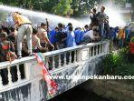 foto_aksi_demo_mahasiswa_di_pekanbaru_ricuh_di_depan_kantor_dprd_riau_1.jpg<pf>foto_aksi_demo_mahasiswa_di_pekanbaru_ricuh_di_depan_kantor_dprd_riau_2.jpg<pf>foto_aksi_demo_mahasiswa_di_pekanbaru_ricuh_di_depan_kantor_dprd_riau_3.jpg<pf>foto_aksi_demo_mahasiswa_di_pekanbaru_ricuh_di_depan_kantor_dprd_riau_4.jpg<pf>foto_aksi_demo_mahasiswa_di_pekanbaru_ricuh_di_depan_kantor_dprd_riau_5.jpg<pf>foto_aksi_demo_mahasiswa_di_pekanbaru_ricuh_di_depan_kantor_dprd_riau_6.jpg