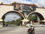 foto_gerbang_stadion_utama_riau_tidak_terawat_2.jpg