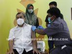 foto_gubernur_riau_syamsuar_disuntik_vaksin_booster_2.jpg