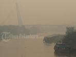 foto_kabut_asap_pekat_selimuti_kawasan_sungai_siak_pekanbaru_3.jpg