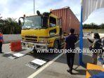 foto_pemeriksaan_kendaraan_odol_di_gerbang_pintu_tol_pekanbaru-dumai_2.jpg
