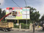 foto_penertiban_apk_caleg_di_jalan_sudirman_pekanbaru_1.jpg