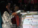 foto_penjualan_perlengkapan_sekolah_di_pekanbaru_turun_dibanding_tahun_lalu_1.jpg<pf>foto_penjualan_perlengkapan_sekolah_di_pekanbaru_turun_dibanding_tahun_lalu_2.jpg<pf>foto_penjualan_perlengkapan_sekolah_di_pekanbaru_turun_dibanding_tahun_lalu_3.jpg<pf>foto_penjualan_perlengkapan_sekolah_di_pekanbaru_turun_dibanding_tahun_lalu_4.jpg