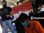 foto_polisi_tangkap_pengedar_narkoba_di_pekanbaru_2.jpg
