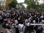 foto_ramainya_demonstrasi_guru_di_depan_kantor_walikota_pekanbaru_5.jpg