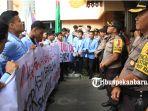 foto_ratusan_mahasiswa_datangi_kantor_kpu_riau_1.jpg<pf>foto_ratusan_mahasiswa_datangi_kantor_kpu_riau_2.jpg<pf>foto_ratusan_mahasiswa_datangi_kantor_kpu_riau_3.jpg