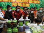 foto_ribuan_butir_pil_ekstasi_dimusnahkan_polda_riau_3.jpg