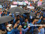 foto_ribuan_mahasiswa_demo_di_kantor_gubernur_riau_2.jpg