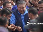 foto_ribuan_warga_sambut_sby_dan_ahy_di_cfd_pekanbaru_4.jpg