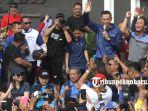 foto_ribuan_warga_sambut_sby_dan_ahy_di_cfd_pekanbaru_6.jpg