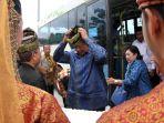 foto_sby_tiba_di_bandara_sultan_syarif_kasim_ii_pekanbaru_1.jpg<pf>foto_sby_tiba_di_bandara_sultan_syarif_kasim_ii_pekanbaru_2.jpg<pf>foto_sby_tiba_di_bandara_sultan_syarif_kasim_ii_pekanbaru_3.jpg<pf>foto_sby_tiba_di_bandara_sultan_syarif_kasim_ii_pekanbaru_4.jpg<pf>foto_sby_tiba_di_bandara_sultan_syarif_kasim_ii_pekanbaru_5.jpg