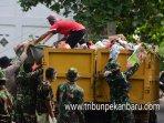 foto_tni_bersihkan_sampah_di_pekanbaru_3.jpg