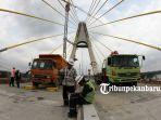 foto_uji_beban_jembatan_siak_iv_pekanbaru_2.jpg