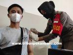 foto_vaksinasi_covid-19_di_vaksin_center_di_rs_bhayangkara_polda_riau_2.jpg