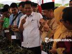 foto_wakil_gubernur_riau-cicipi_lopek_bugi_1.jpg<pf>foto_wakil_gubernur_riau-cicipi_lopek_bugi_2.jpg<pf>foto_wakil_gubernur_riau-cicipi_lopek_bugi_3.jpg