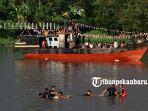 foto_warga_sambut_ramadhan_1440_h_dengan_berenang_di_sungai_siak_pekanbaru_4.jpg