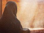 gadis-berjilbab-gadis-sendirian.jpg