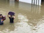 ganas-banjir-jakarta-rumah-rian-dmasiv-terendam-setinggi-pinggan-kulkas-barang-lainnya-hanyut.jpg
