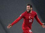 gelandang-ac-milan-asal-turki-hakan-calhanoglu.jpg