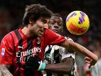 gelandang-ac-milan-sandro-tonali-kiri-berebut-bola.jpg
