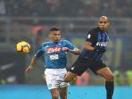 gelandang-inter-milan-joao-mario-berduel-dengan-pemain-napoli.jpg