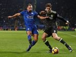 gelandang-leicester-danny-drinkwater-berusaha-merebut-bola_20170116_073930.jpg