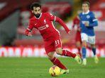 gelandang-liverpool-mohamed-salah-berlari-dengan-bola.jpg