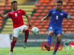 gelandang-timnas-indonesia-muhammad-hargianto-berudel-memperebutkan-bola_20170815_174504.jpg