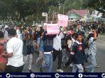 gerombolan-siswa-ikut-demo-teriakkan-yel-yel-menyindir-telah-matinya-akal-sehat-wakil-rakyat-riau.jpg