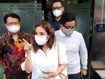 gisella-anastasia-ditemani-sandy-arifin-pengacaranya-kanan.jpg