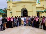 gubernur-kepri-ansar-ahmad-foto-bersama-dengan-masyarakat-pulau-penyengat.jpg