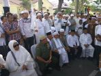 gubernur-riau-arsyad-juliandi-rachman-tiba-ditengah-tengah-massa-aksi-di-jalan-gajah-mada_20161202_150159.jpg