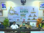 gubernur-riau-syamsuar-tengah-saat-webinar-yang-digelar-amsi-riau-selasa-1182020.jpg