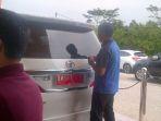 gubri_sambut_kedatangan_jenazah_bupati_kampar_azis_zaenal_di_ruang_tunggu_vip_bandara_ssk_ii.jpg