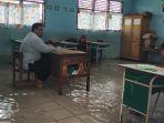 guru-dan-murid-tetap-di-kelas-belajar-mengajar-ditengah-kondisi-banjir-di-pekanbaru.jpg