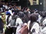 guru-duduki-kantor-dprd_.jpg