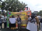 guru-honorer-k2-demo-ke-kantor-gubernur-riau-tuntut-diangkat-jadi-pns_20180925_110032.jpg