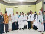 guru-ngaji-zulfan-dan-istri-akan-umroh-berfoto-bersama-jajaran-bank-mandiri-syariah.jpg